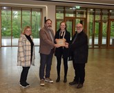 Die Plakette des BDA-Regionalpreises Niederbayern Oberpfalz 2024 schmückt die Aula des Gymnasiums