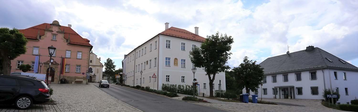 von links: Ehemaliges Vermessungsamt, Landratsamt NEW - Dienstgebäude Eschenbach, Dienstgebäude der Polizeiinspektion Eschenbach