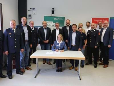 Unterzeichnung der ARGE PSNV durch die Kooperationspartner im Katastrophenschutzzentrum des Landkreises.