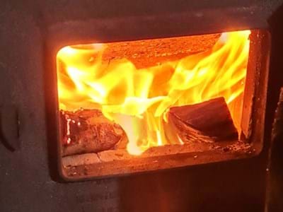 Im Kamin oder Ofen sollten nur trockene Holzscheite oder für den Ofen zugelassene Briketts verbrannt werden.
