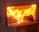 Im Kamin oder Ofen sollten nur trockene Holzscheite verbrannt werden.