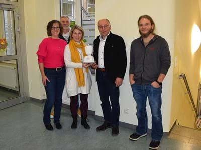 von links: Melanie Kaiser und Franz Simmerl vom Medienzentrum NEW-WEN, Schulleiterin Alexandra Wildenauer, stv. Landrat Albert Nickl und Thomas Kaiser, EDV Landratsamt NEW