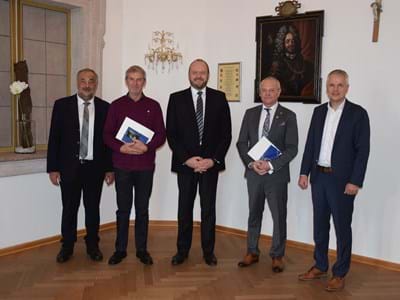 von links: Bürgermeister Josef Beimler, Josef Gollwitzer, Landrat Andreas Meier, Rudolf Hauke, Bürgermeister Thomas Meiler