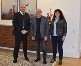 Landrat Andreas Meier und Barbara Mädl, Leiterin des Sachegebiets Kreisentwicklung-Wirtschaftsförderung heißen Matthias Rösch im Landratsamt willkommen