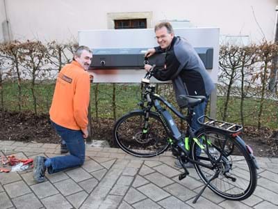 Die neue E-Bike-Ladestation direkt vor dem Landratsamt