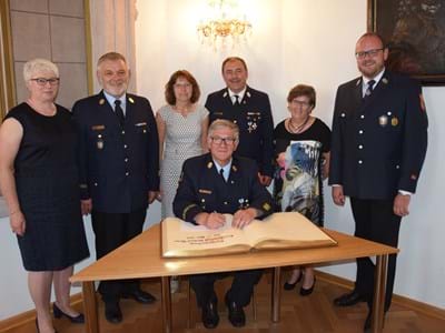 Beim Eintrag ins goldene Buch des Landkreises