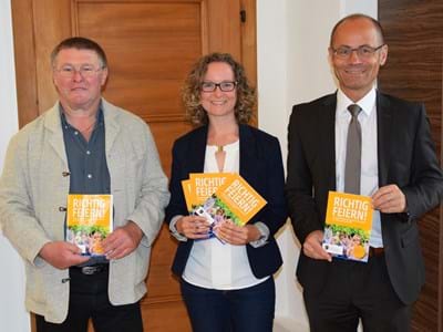 Vorstellung der Broschüre "Richtig feiern! - Eine Arbeitshilfe für ehrenamtliche Veranstalter" von links: Jürgen Orlik (Sachbearbeiter für präventiven Jugendschutz im Jugendamt), Christina Gebhard (Stellvertretende Sachgebietsleiterin des Jugendamtes) und Stellvertretender Landrat im Amt Dr. Alfred Scheidler