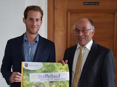 Stellvertretender Landrat Albert Nickl (rechts) und Hannes Gilch mit dem Plakat zum Landkreis-Staffellauf am 15.09.2018 Stellvertretender Landrat Albert Nickl (rechts) und Hannes Gilch mit dem Plakat zum Landkreis-Staffellauf am 15.09.2018