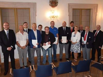 Verleihung der Ehrenzeichen des BRK für 25- bzw. 40-jähriges ehrenamtliches Engagement Verleihung der Ehrenzeichen des BRK für 25- bzw. 40-jähriges ehrenamtliches Engagement