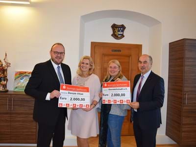Übergabe der beiden Spendenschecks an Andrea Lang und Petra Franken von links: Landrat Andreas Meier, Andrea Lang (Donum Vitae), Petra Franken (Ideenwerkstatt e. V. Parkstein), Josef Pflaum (Vereinigte Sparkassen Eschenbach, Neustadt und Vohenstrauß)