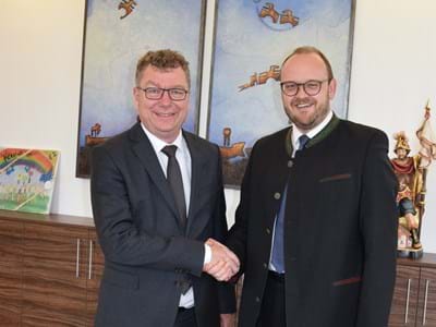 Verwaltungsgerichtspräsident Dr. Martin Hermann und Landrat Andreas Meier