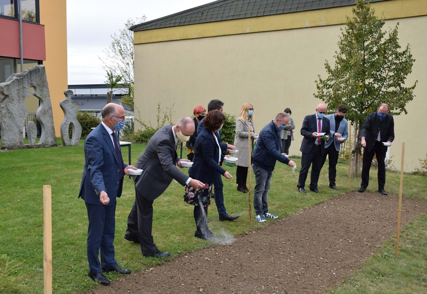 Die erste Blühfläche wird von den Beteiligten auf der Freifläche vor der Aula der Lobkowitz-Realschule eingesät.