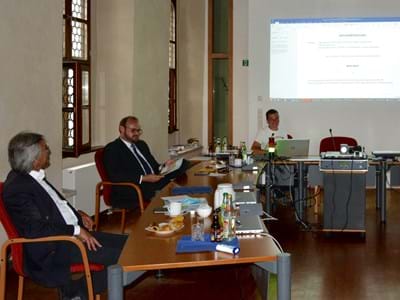 Die Mitarbeiterinnen und Mitarbeiter des Bauamtes stellen Regierungspräsident Axel Bartelt (links) im Sitzungssaal des Landratsamtes das Pilotprojekt „Digitaler Bauantrag“ vor.