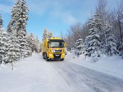 Abfuhrfahrzeug im Winter Abfallentsorgung im Winter